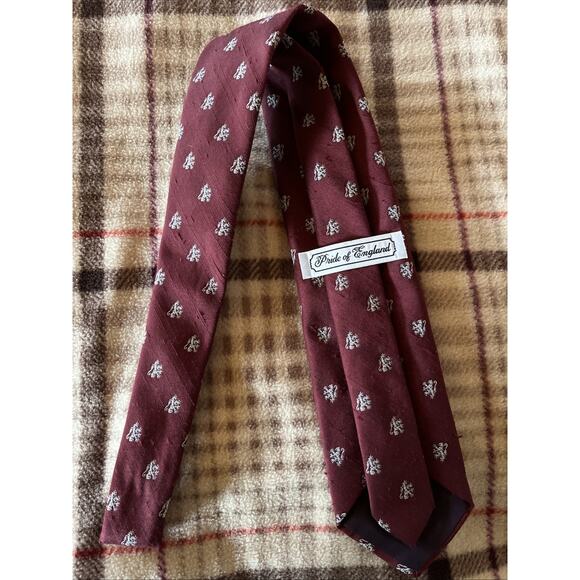 Briar Pride of England Maroon Silver Lion Crest Tie - Picture 5 of 7